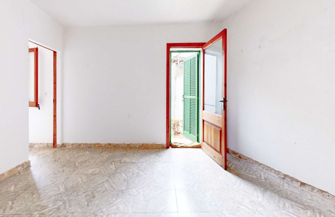Townhouse in Pollenca Mallorca with large patio and renovation project